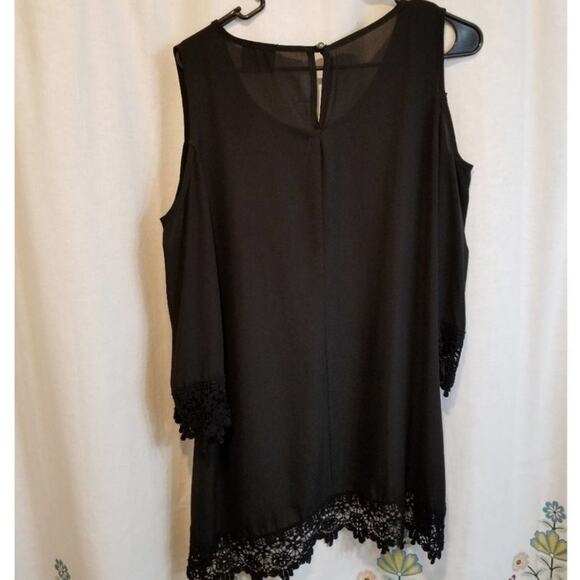 Southern Divas BLACK crocheted lace cold shoulder tunic size medium - Picture 2 of 6